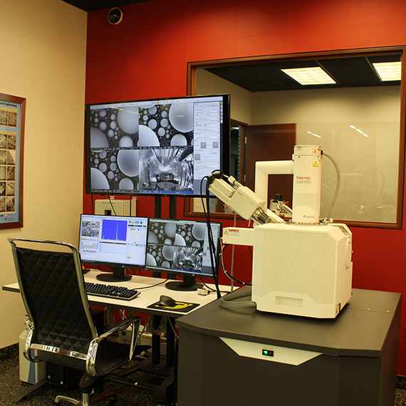 Image of SEM (Scanning Electron Microscope) in the Titan Metallurgy lab.